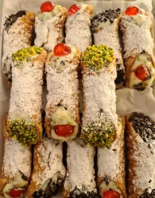 Cannolo siciliano con ricotta e pepite al cioccolato