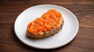 Тост з лососем та місо маслом