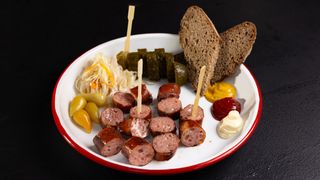 Puten-Käsekrainer (Turkey) on plate / ქეზექრაინერი ინდაურის თეფშზე