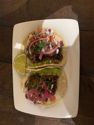 Tacos Mexicanos De Rabo De Toro Y Cebolla Encurtida 