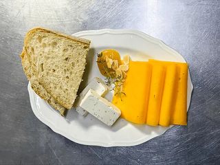 Бутерброт з сиром та збитим маслом