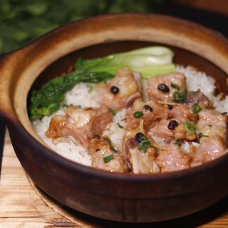 Riso in casseruola di terracotta con costine di suino