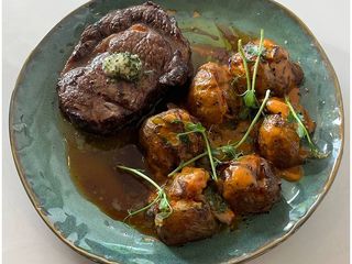 СТЕЙК РІБАЙ, ПЕЧЕНА МОЛОДА КАРТОПЛЯ. ВИТРИМАНИЙ BLACK ANGUS (УКРАЇНА)