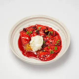Вареники со сливочным сыром, соусом из клюквы и мороженым
