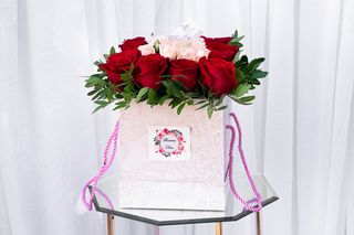 Aranjament mixt 13 trandafiri rosii si 4 mini-roze