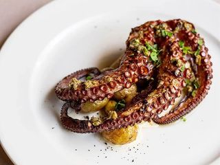 Caracatiță la grătar cu cartofi tineri