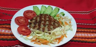 Татарско кюфте с комбинирана гарнитура (400г)