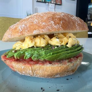 Bocadillo con tomate, aguacate y huevo
