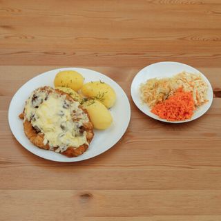 Schabowy z pieczarkami i serem z dodatkami do wyboru