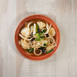 Pescado al wok con cebolla y setas chinas