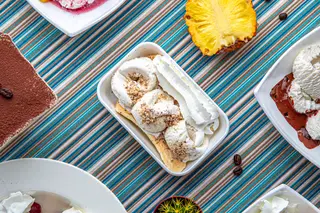 Desert din banane, nuci, înghețată și frișcă