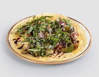 Тортилья с помидорами и рукколой  