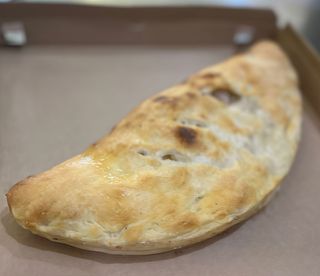 Calzone con zucchine, provola e mozzarella