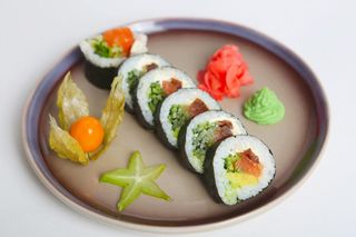 Futomaki philadeplhia z łososiem i awokado