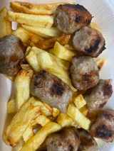 Сръбски кебапчета с пържени картофи и лютеница