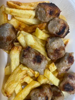 Сръбски кебапчета с пържени картофи и лютеница (400г)