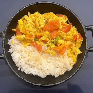 Riso coperto con uovo pomodoro（番茄鸡蛋盖饭）