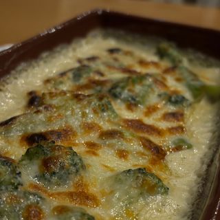 Запечени броколи с рокфор