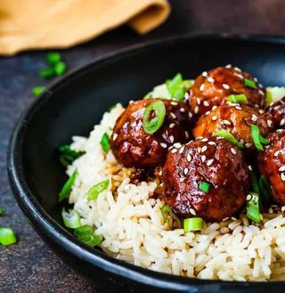 Домашни телешки кюфтенца по турска рецепта с гарнитура (350г)