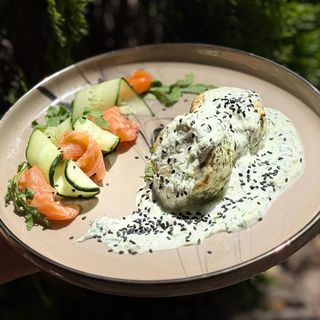 Сирники солоні зі шпинатом та соусом Дзадзикі