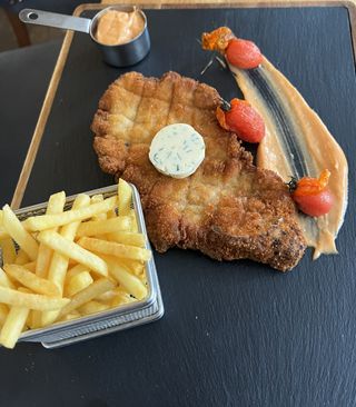 Шницел от свински котлет с пържени картофки (350г)