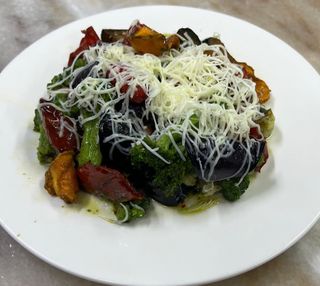 Тёплый салат с овощами микс