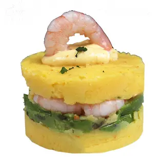 Causa con gambas crocantes