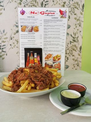 Papas Locas Con Carne Mechada Y Salsas