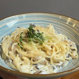 Спагеті з куркою та грибами