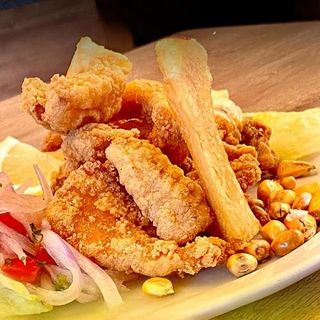chicharrón de pescado mixto con mariscos