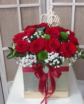 Aranjament floral cu trandafiri roșii 