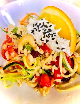 Bowl de Quinoa com Grão e Batata Dice à Marroquina