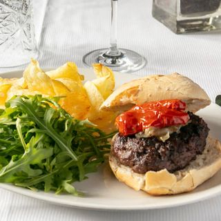 La clásica - Hamburguesa de carne roja con rucula, tomate deshidratado