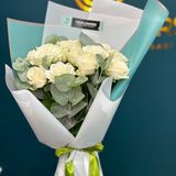 15 trandafiri albi cu eucalipt