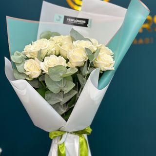 15 trandafiri albi cu eucalipt