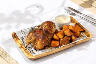 Pui la jar cu cartofi cu ceapă verde si sos usturoi