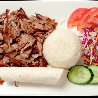 Донер на тарелке ассорти