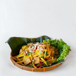 Sałatka nom xoài dâu - z mango i marynowanym tofu