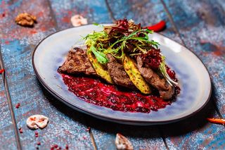 Медальоны из телятины с ягодным соусом 