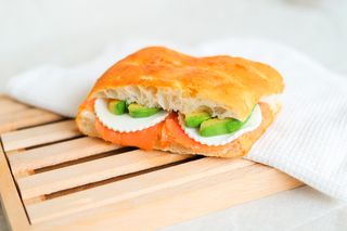 Bocadillo De Salmón Ahumado Aguacate Y Queso Fresco