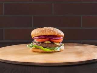 Burger Klasyk z Promenady z wołowiną