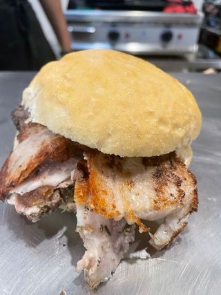 Porchetta con salsa carciofini e pomodorini secchi