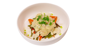 Indyk w serowym sosie z warzywami