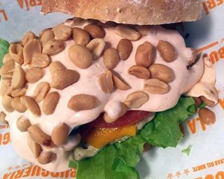 Burguer thai chicken. Con patatas y salsa!