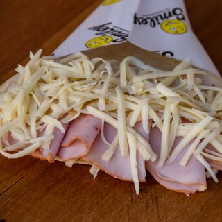 Palačinka sa pečenicom, kačkavaljem i susam salatom