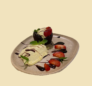 Lava cake cu înghețată de vanilie