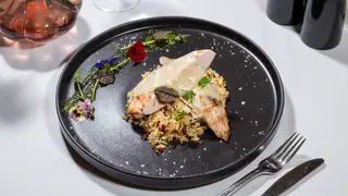 Piept de pui cu sos gorgonzola și orez sălbatic