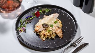 Piept de pui cu sos gorgonzola și orez sălbatic
