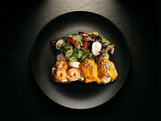 Яйця Пашот на бріоші з міксом салату (250g)