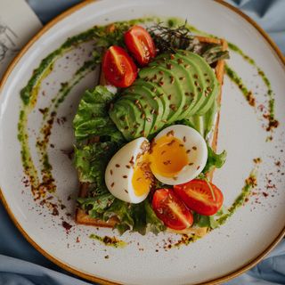 Гофра з ідеально звареним яйцем,авокадо та сирним соусом (250г)